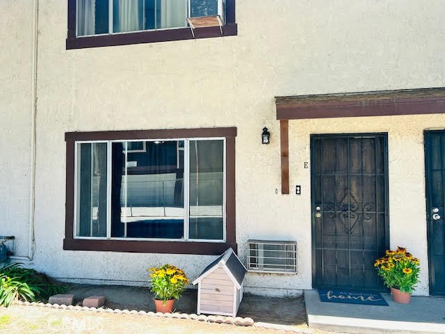 7304 Exeter Street, Unit E Paramount, CA 90723 - Photo 27 of 36 Planting area located near the front window.