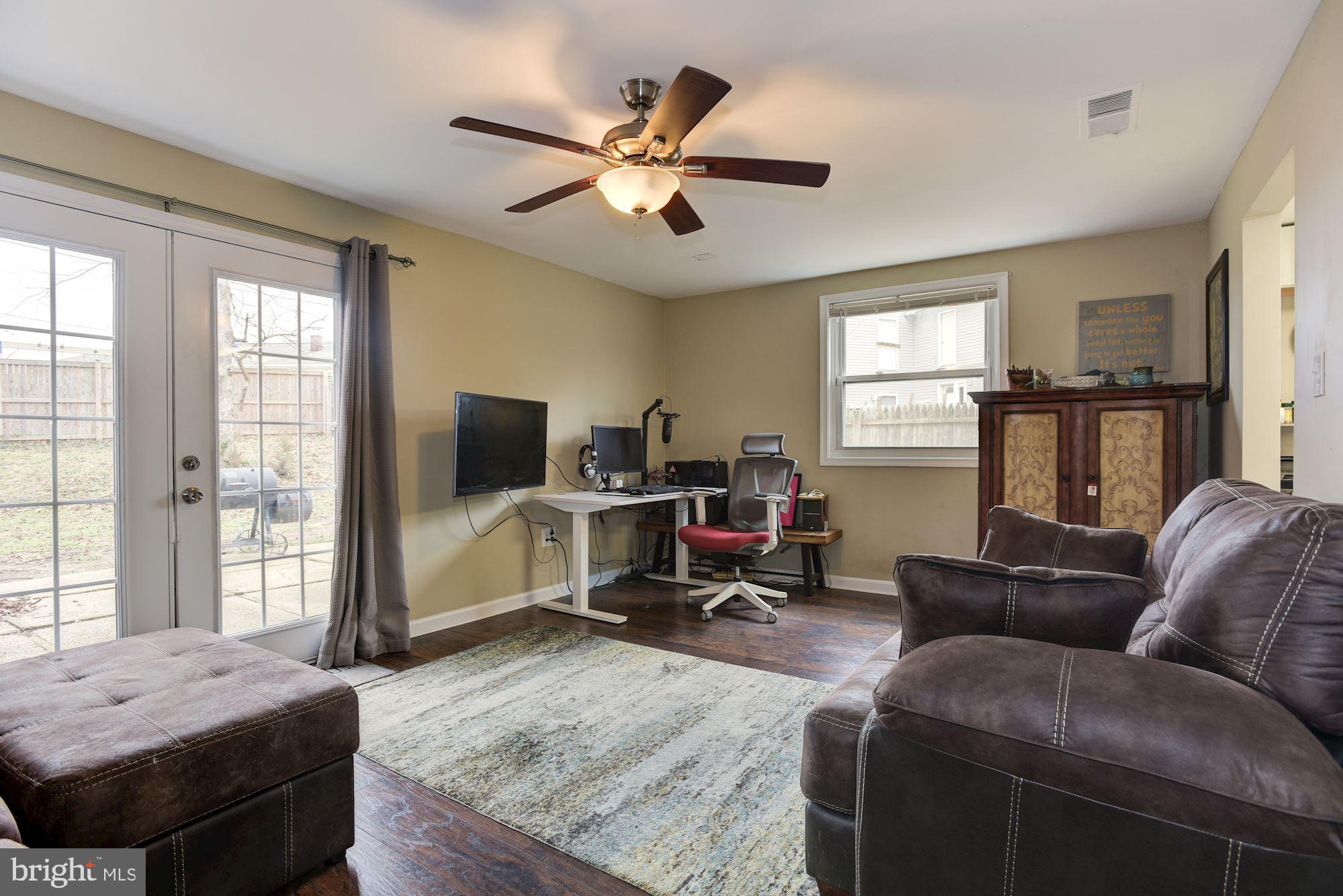 188 Dunlap Road Pasadena, MD 21122 - Photo 8 of 30 Living Room