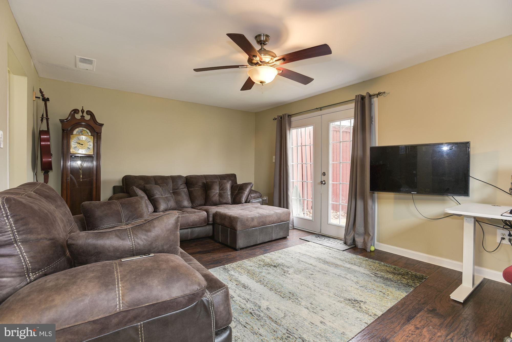 188 Dunlap Road Pasadena, MD 21122 - Photo 9 of 30 Living Room