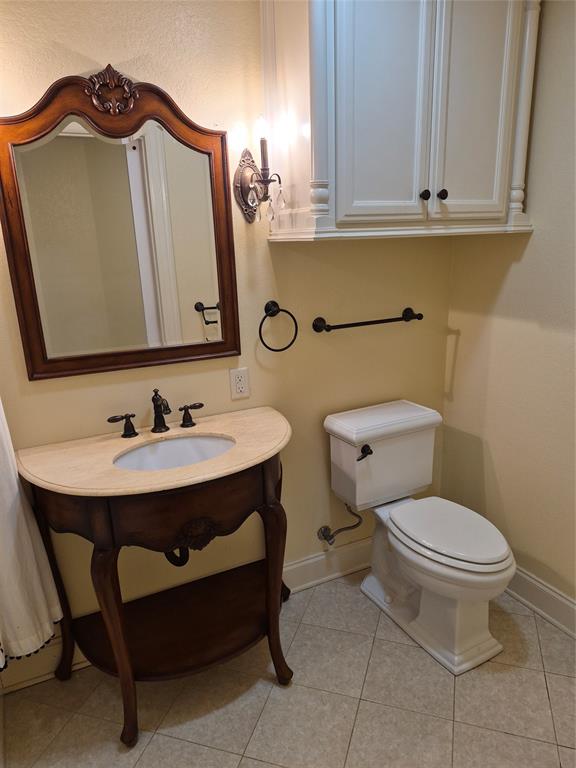 1497 West Loop 571 South Henderson, TX 75654 - Photo 17 of 25 a bathroom with a toilet a sink and mirror