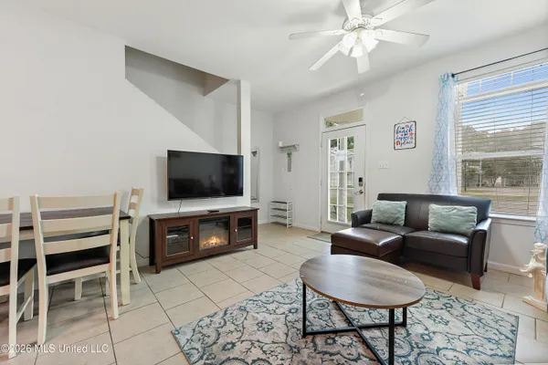 $1,950 | 1270 Century Oaks Drive, Unit B, Gulfport, MS 39507