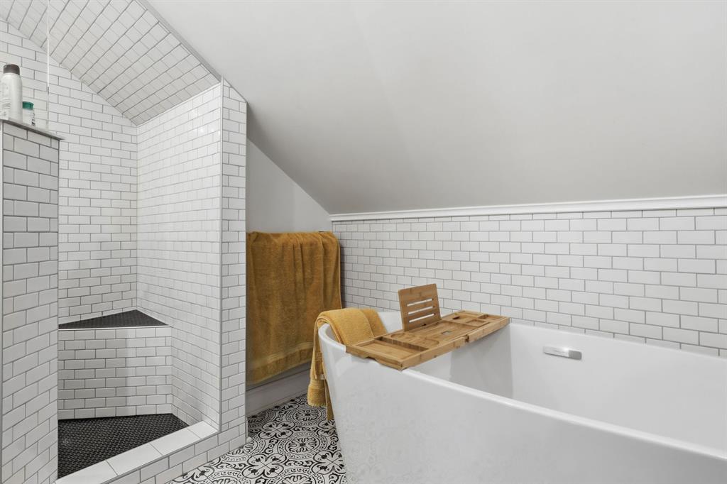 5133 Holmes Street Pittsburgh, PA 15201 - Photo 35 of 45 Enjoy a soak in the tub after a long day