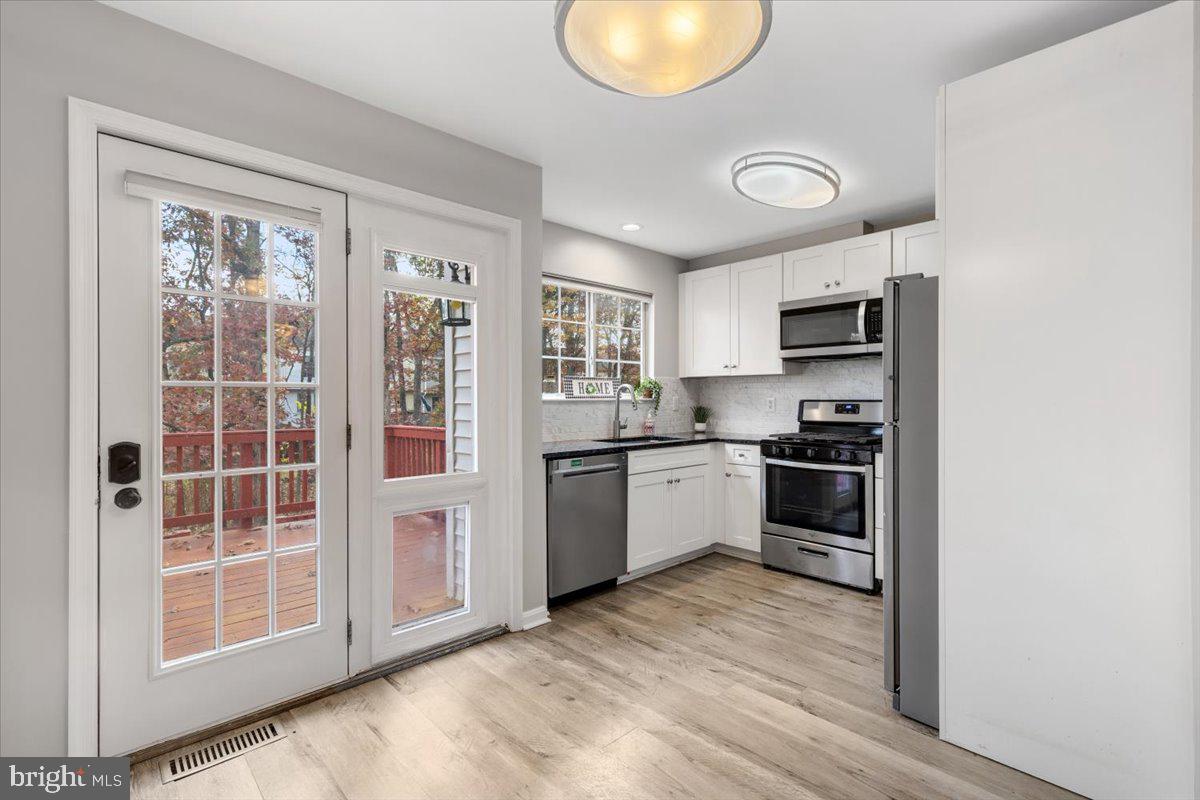 14159 Autumn Circle Centreville, VA 20121 - Photo 12 of 34 a kitchen with stainless steel appliances granite countertop a stove a sink and a refrigerator