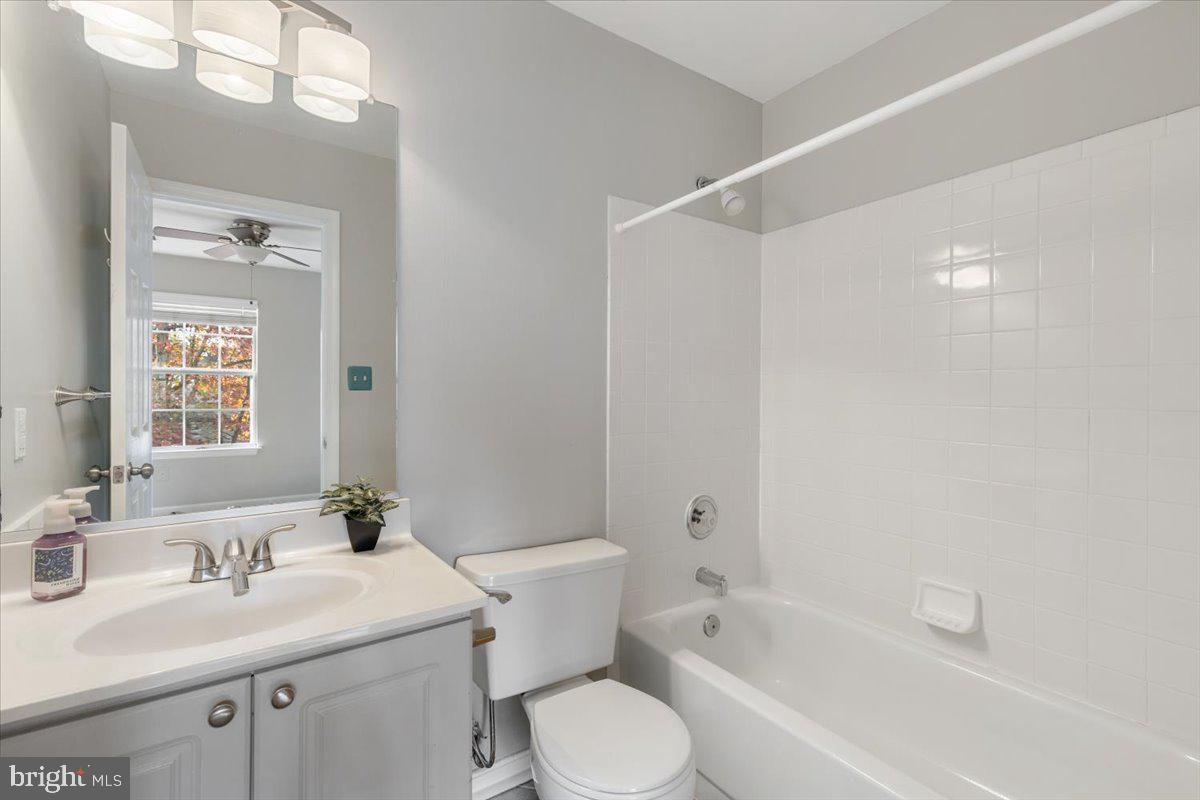14159 Autumn Circle Centreville, VA 20121 - Photo 18 of 34 a bathroom with a toilet a sink a mirror a bathtub and vanity