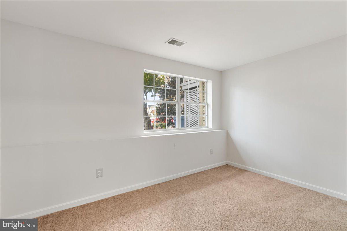 14159 Autumn Circle Centreville, VA 20121 - Photo 23 of 34 an empty room with a window