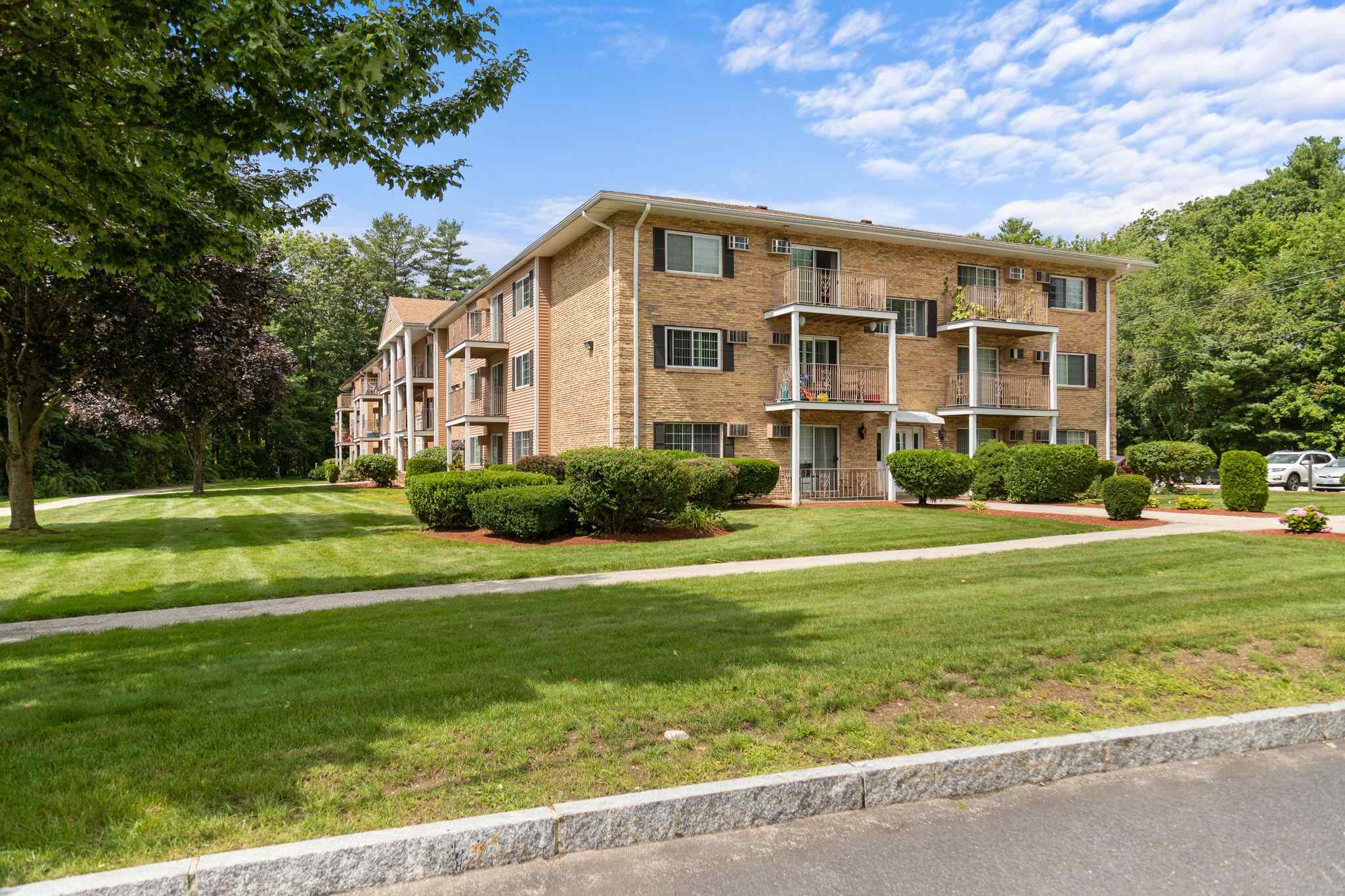 379 Huse Road, Unit 40 Manchester, NH 03103 - Photo 1 of 27
