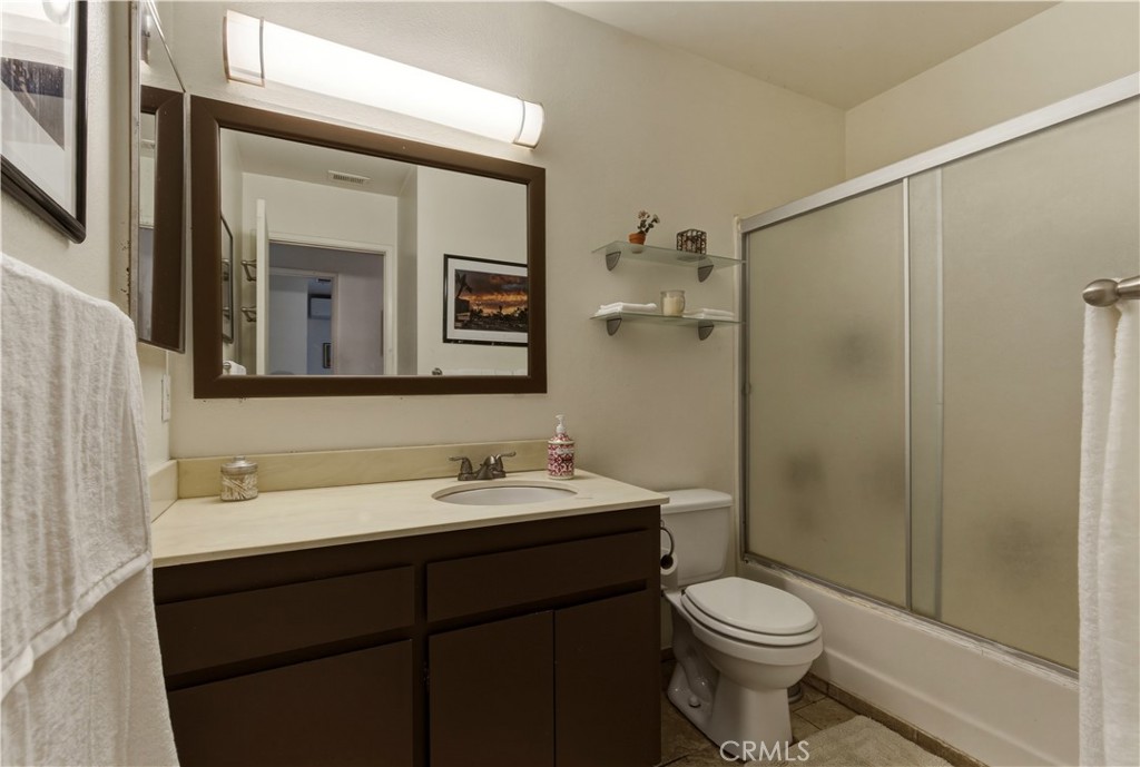 2251 South Stage Coach Lane Fallbrook, CA 92028 - Photo 24 of 69 Hall Bath with full tub/shower combo