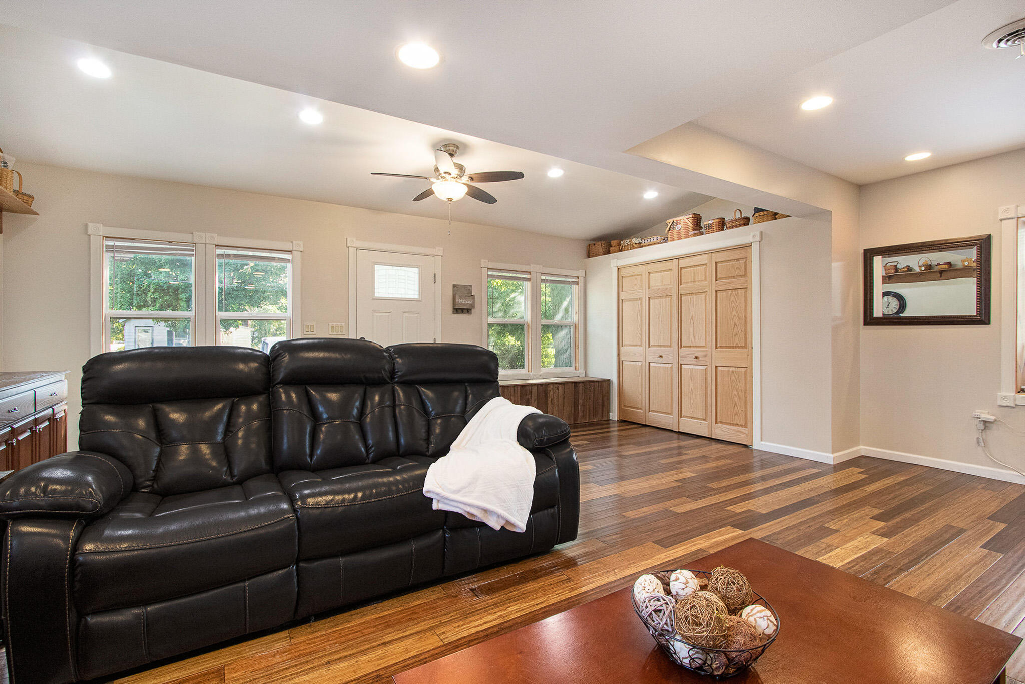 317 Elizabeth Street Buchanan, MI 49107 - Photo 13 of 25 Living Room/Front Entrance