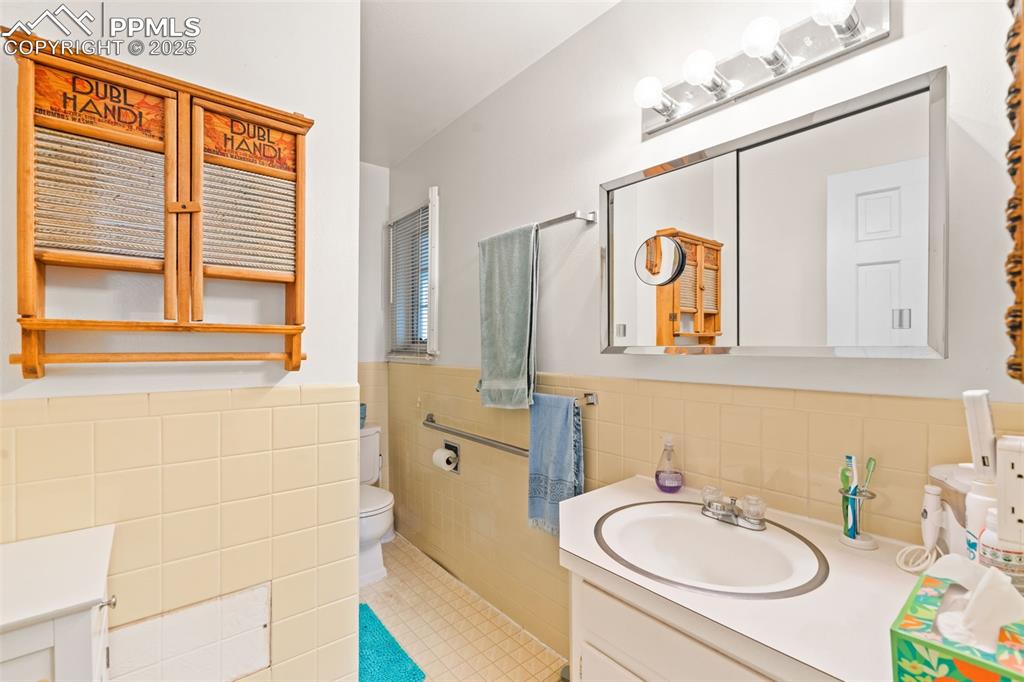 1805 West County Road 8 Berthoud, CO 80513 - Photo 34 of 48 a bathroom with a sink a mirror and a window