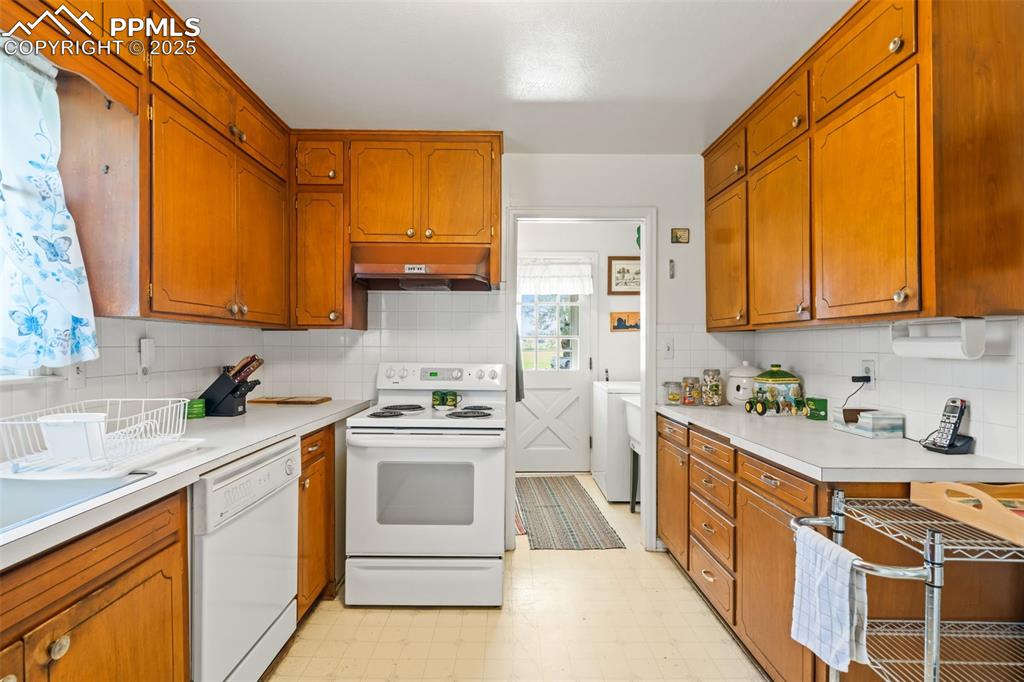 1805 West County Road 8 Berthoud, CO 80513 - Photo 5 of 48 a kitchen with a sink stove and cabinets