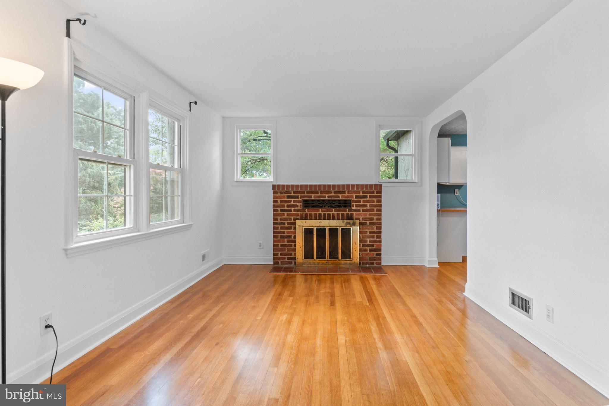 6504 Crestwood Road Baltimore, MD 21239 - Photo 4 of 34