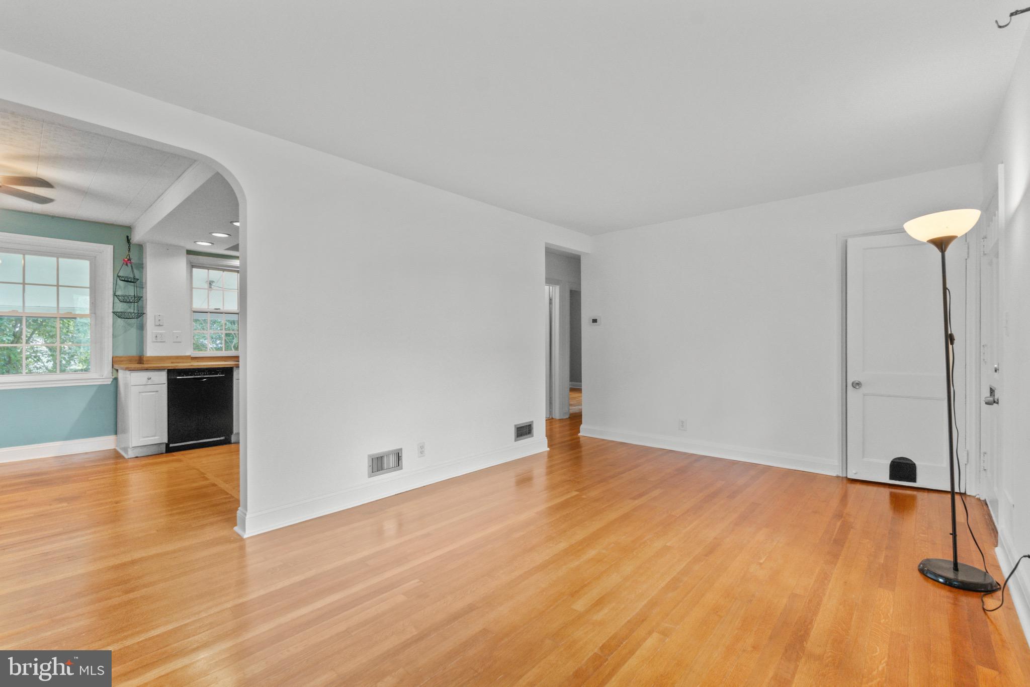 6504 Crestwood Road Baltimore, MD 21239 - Photo 5 of 34