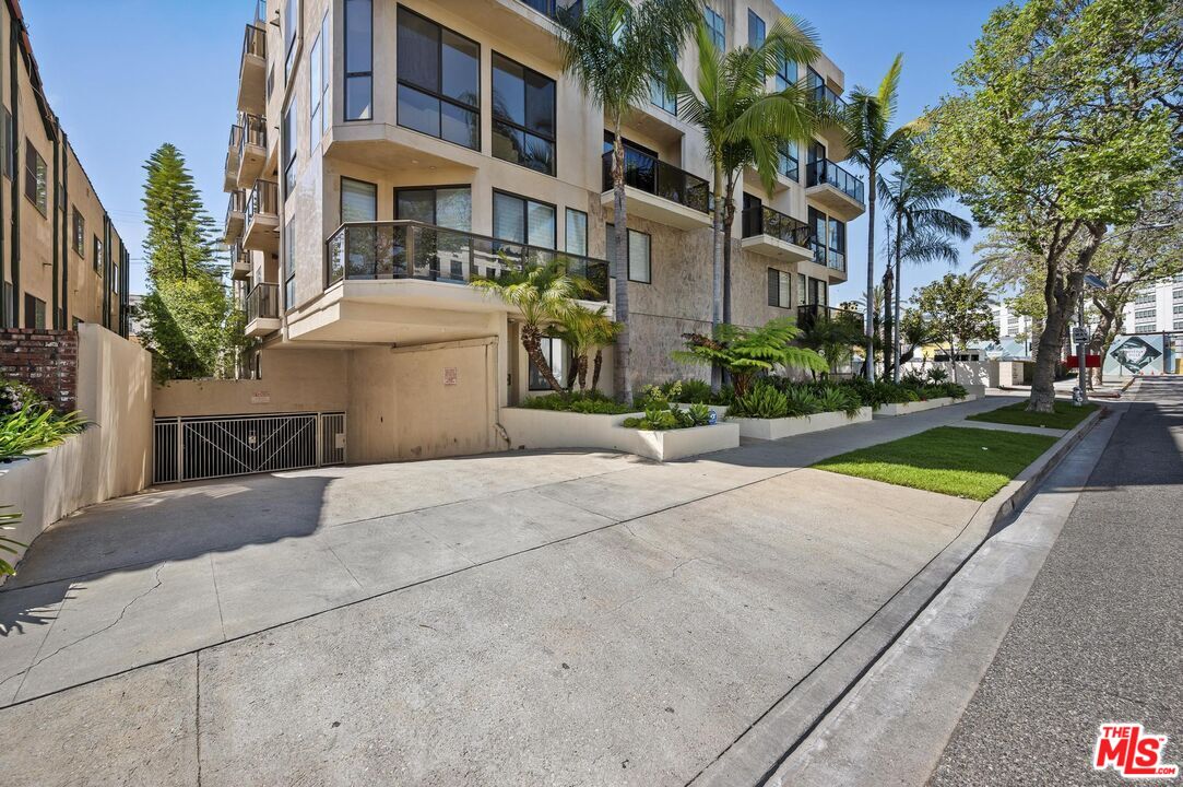 121 South Canon Drive, Unit PH 401 Beverly Hills, CA 90212 - Photo 31 of 31 a view of a building with a yard