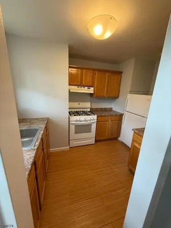$2,250 | 160 Gordonhurst Avenue, Unit J2, Montclair, NJ 07043