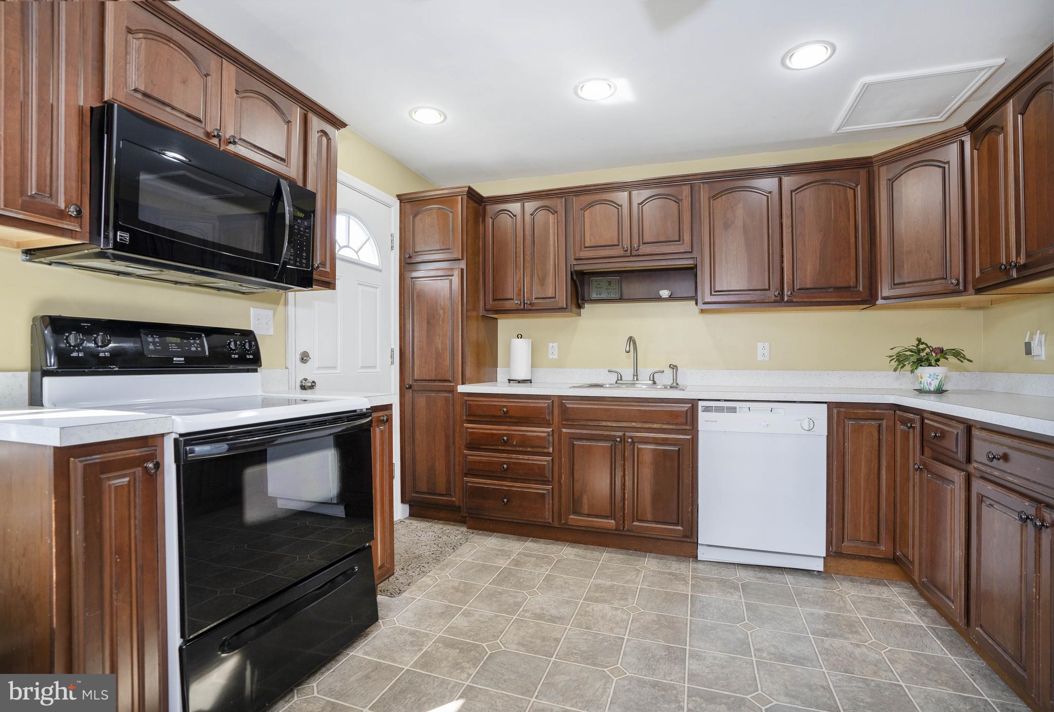 706 Lehigh Road Newark, DE 19711 - Photo 5 of 34 The large kitchen with ample counter top workspace