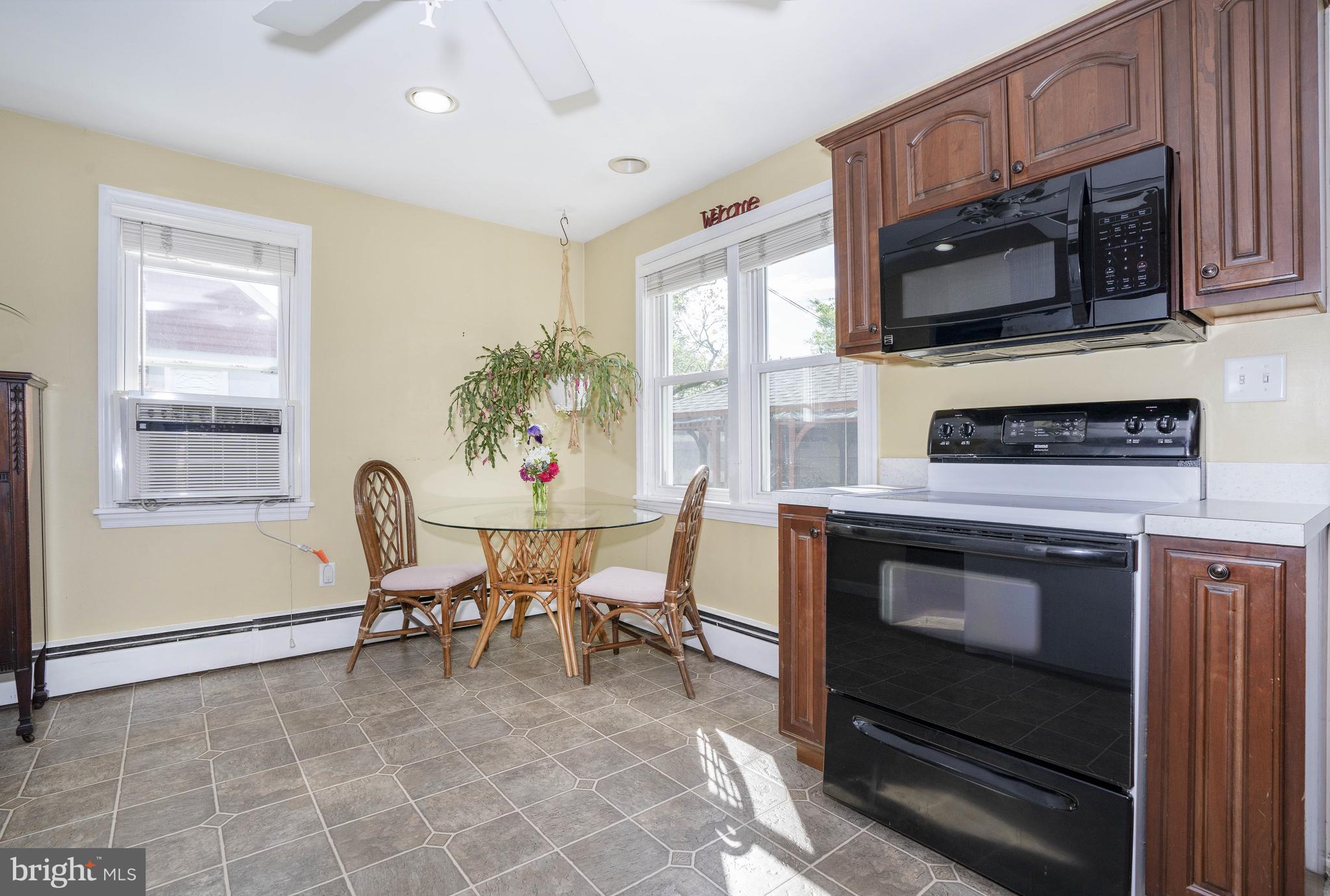 706 Lehigh Road Newark, DE 19711 - Photo 7 of 34 A cozy corner for dining in