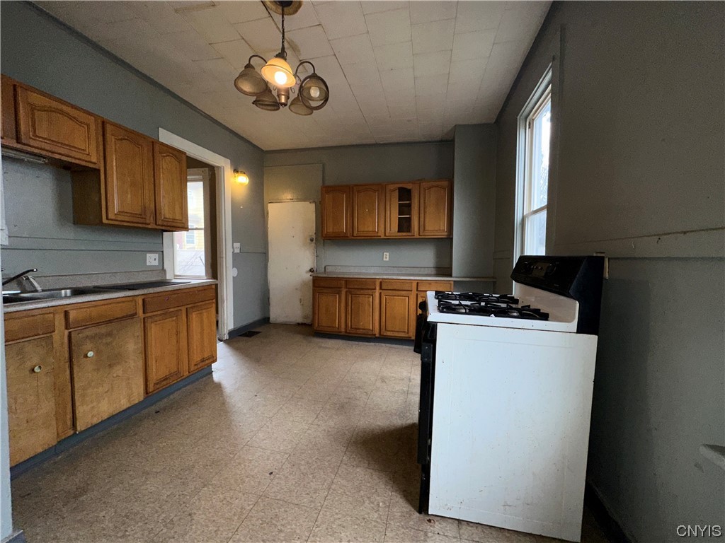 819 Danforth Street Syracuse, NY 13208 - Photo 5 of 16