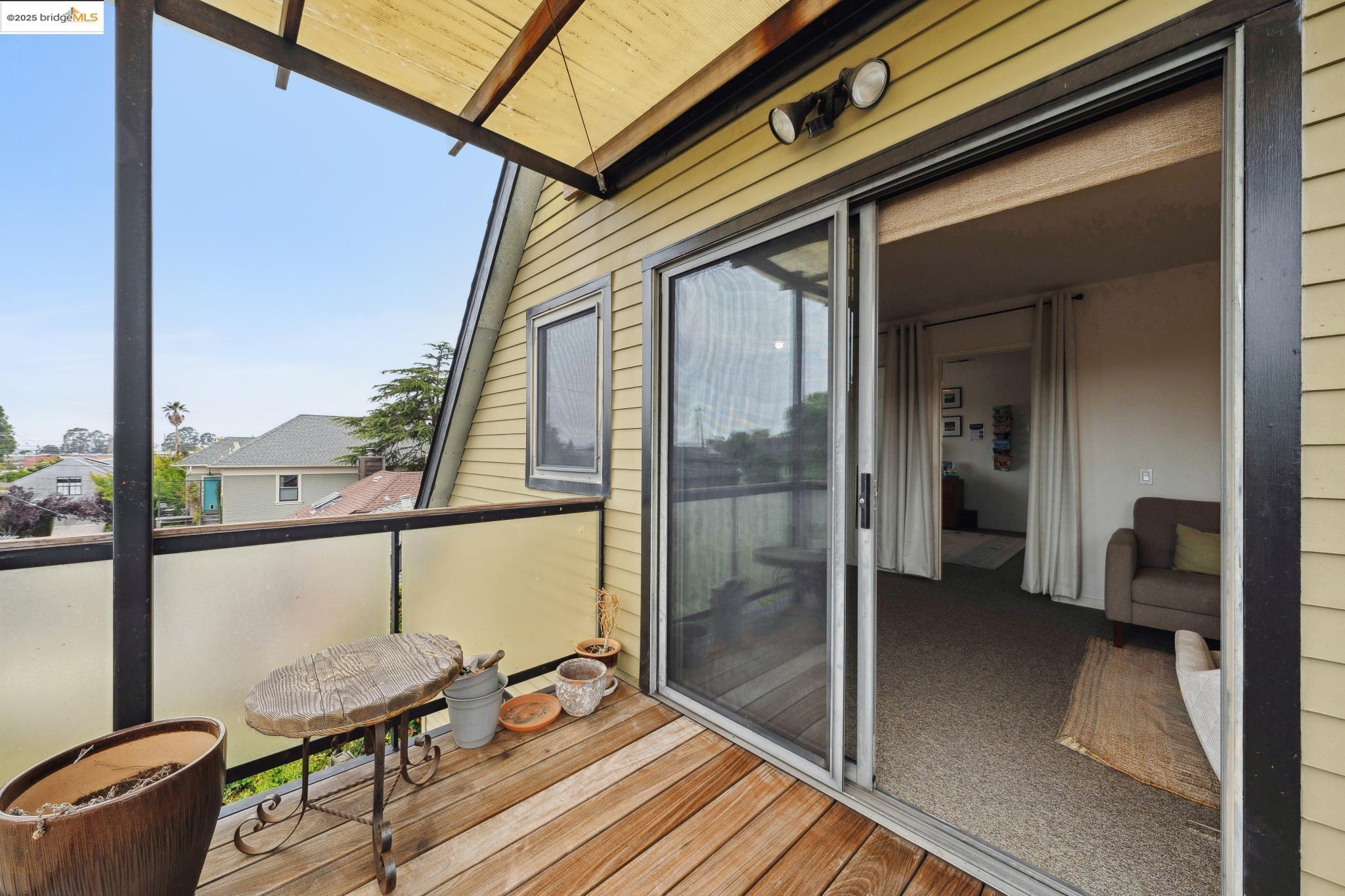 1010 Grayson Street Berkeley, CA 94710 - Photo 26 of 35 a view of an chairs and table in the balcony