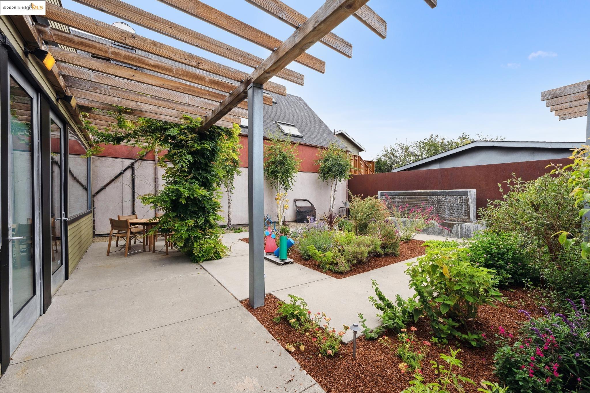 1010 Grayson Street Berkeley, CA 94710 - Photo 32 of 35 a view of a backyard with garden