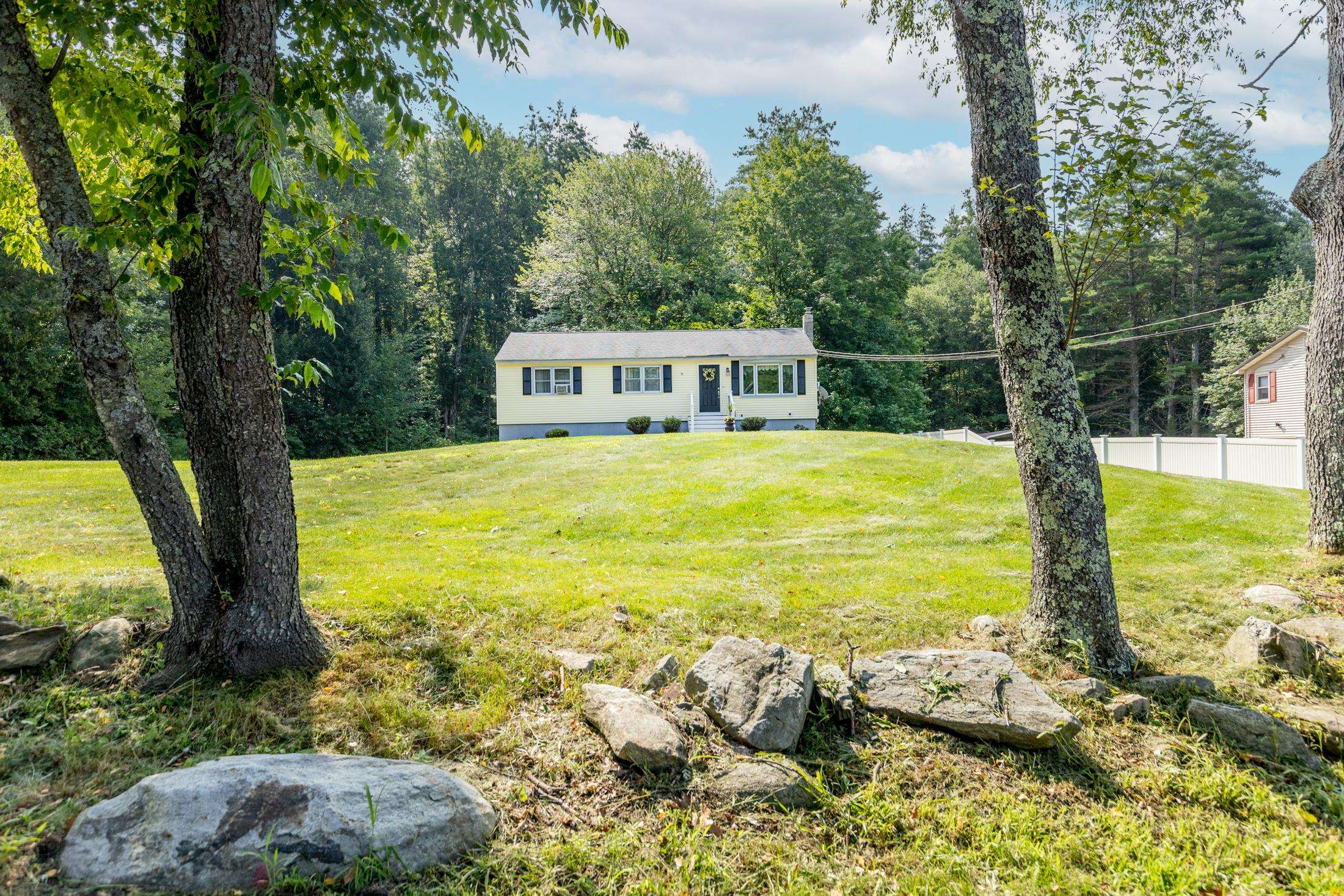 36 Berry Road Derry, NH 03038 - Photo 3 of 26