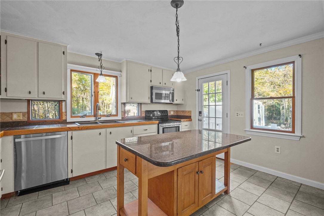 153 Kenyon Hill Trail Richmond, RI 02898 - Photo 17 of 46