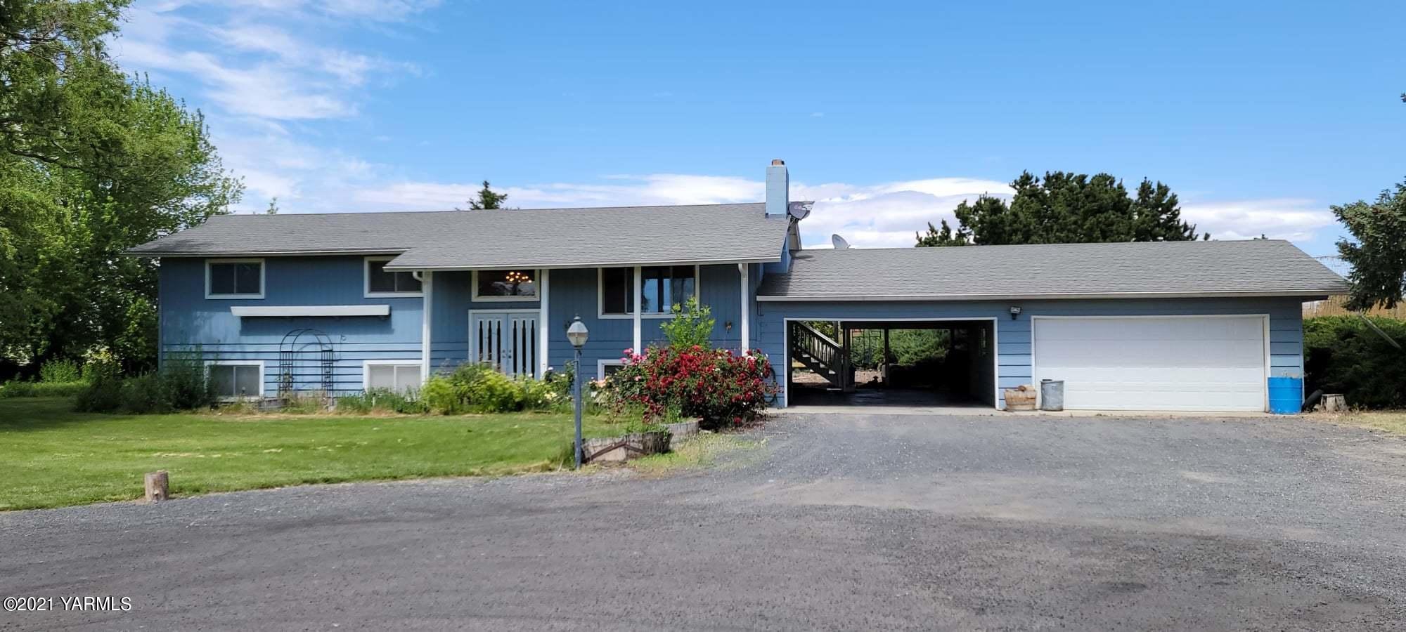 178602 Robertson Road Grandview, WA 98930 - Photo 2 of 11 a front view of a house with garden and plants