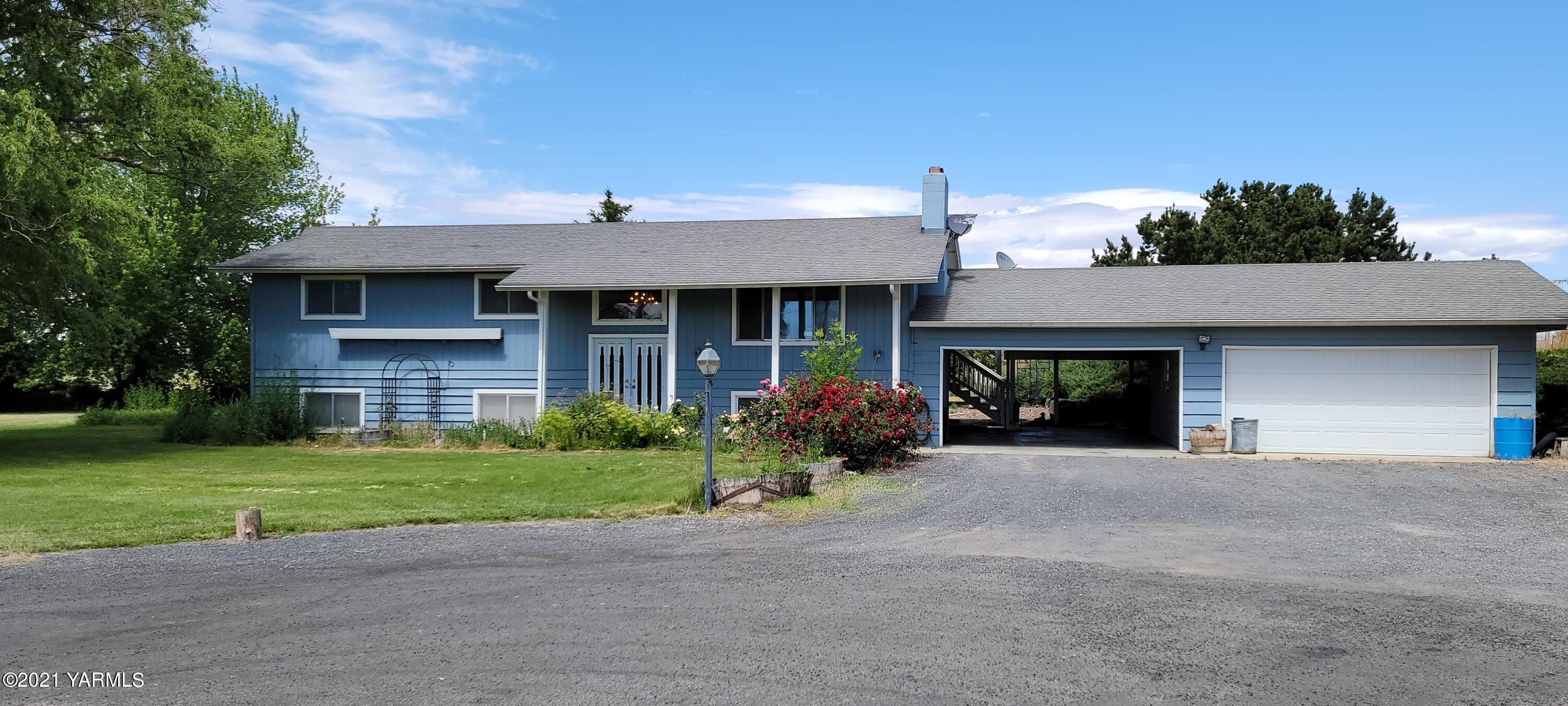 178602 Robertson Road Grandview, WA 98930 - Photo 3 of 11 a front view of a house with a garden