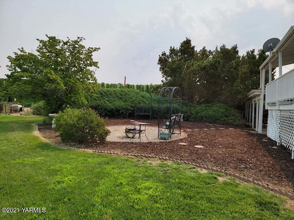 178602 Robertson Road Grandview, WA 98930 - Photo 8 of 11 a view of a backyard with sitting area