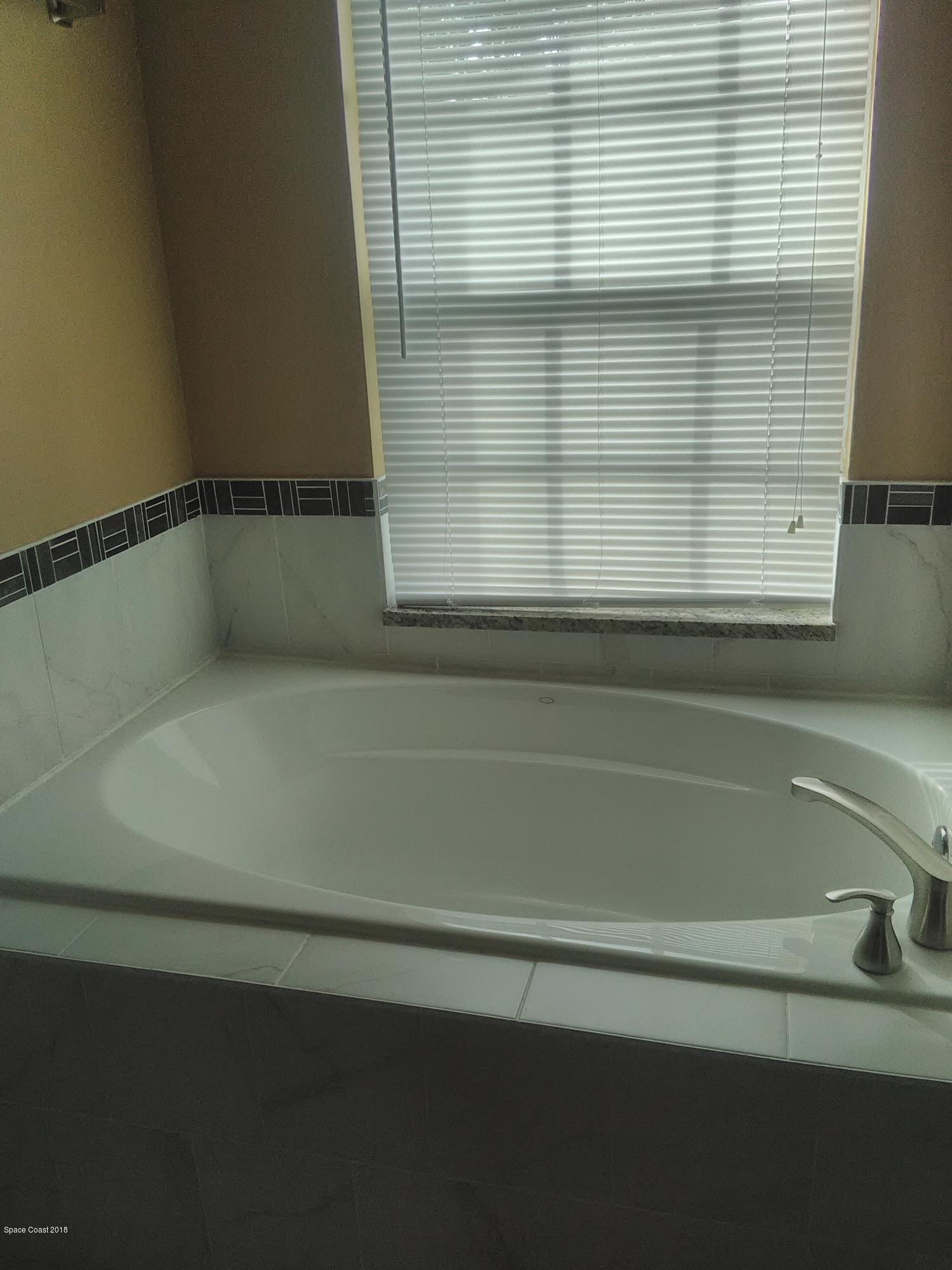 231 Rheine Road Northwest Palm Bay, FL 32907 - Photo 8 of 10 a bathroom with a bathtub