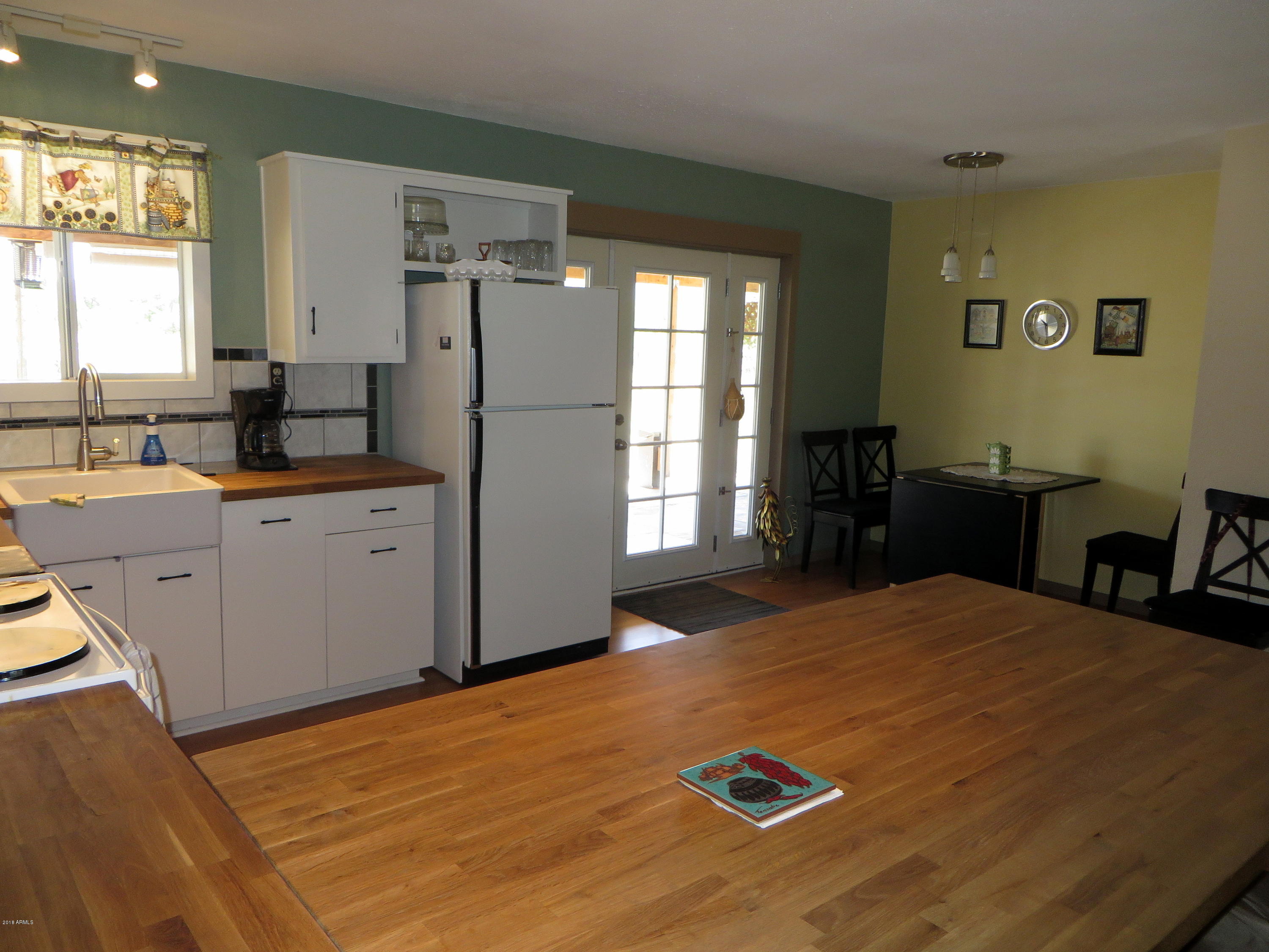 18631 Peeples Valley Road Peeples Valley, AZ 86332 - Photo 16 of 45 Breakfast Bar