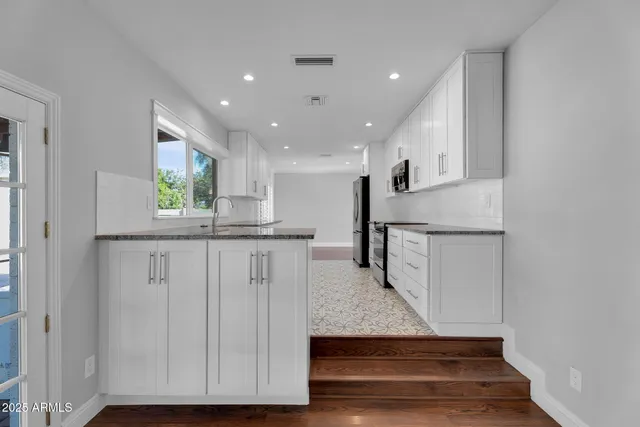 $2,900 | 2542 West Nopal Avenue, Mesa, AZ 85202