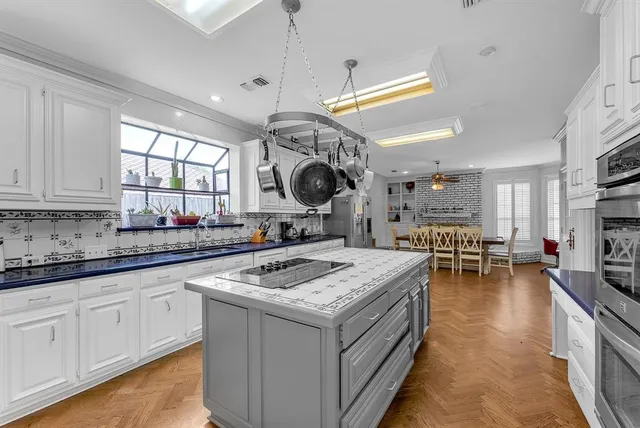 $696,000 | 6 Heritage Court, Grand Prairie, TX 75050