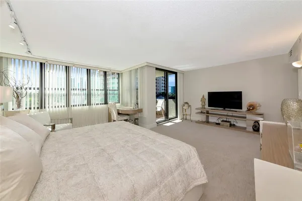 $6,000 | 101 Sunset Drive, Unit PH3, Sarasota, FL 34236