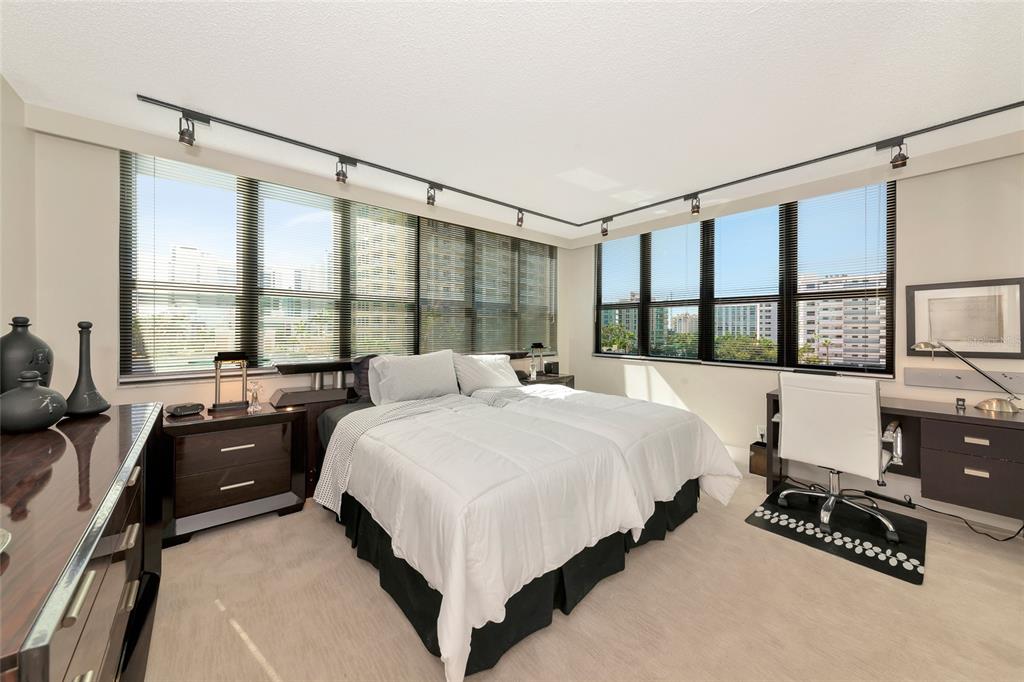 101 Sunset Drive, Unit PH3 Sarasota, FL 34236 - Photo 19 of 47 a bedroom with a bed and a large window