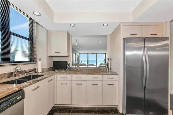 $6,000 | 101 Sunset Drive, Unit PH3, Sarasota, FL 34236
