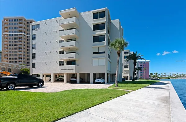 $6,000 | 101 Sunset Drive, Unit PH3, Sarasota, FL 34236