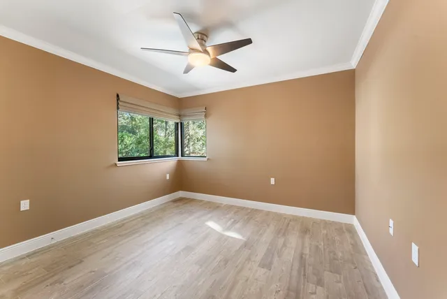 a view of a livingroom with a ceiling fan
