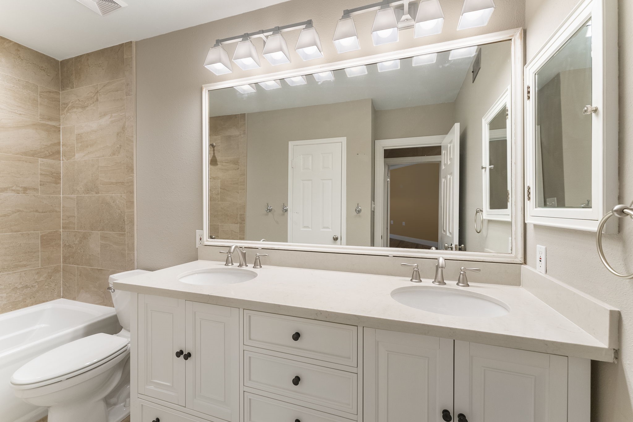 98 South Wilde Yaupon Court Spring, TX 77381 - Photo 23 of 49 Secondary bathroom.