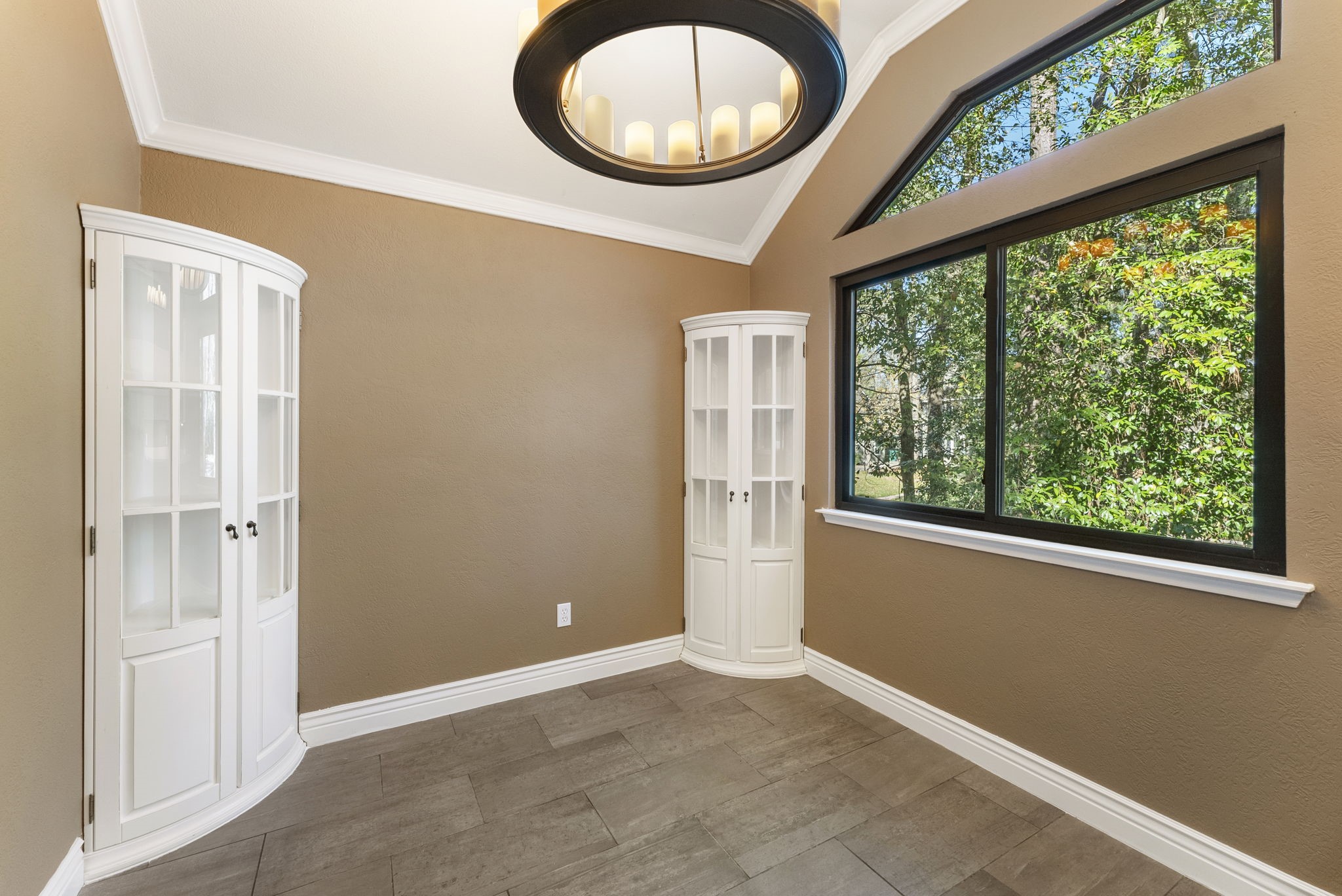 98 South Wilde Yaupon Court Spring, TX 77381 - Photo 7 of 49 A bright breakfast room includes built-in cabinets, perfect for additional storage!