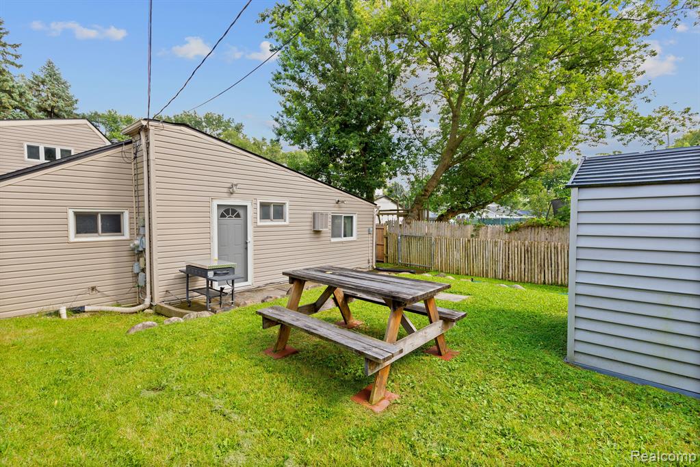 1305 Rochester Road Leonard, MI 48367 - Photo 6 of 37
