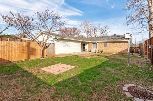 a view of a yard with a house