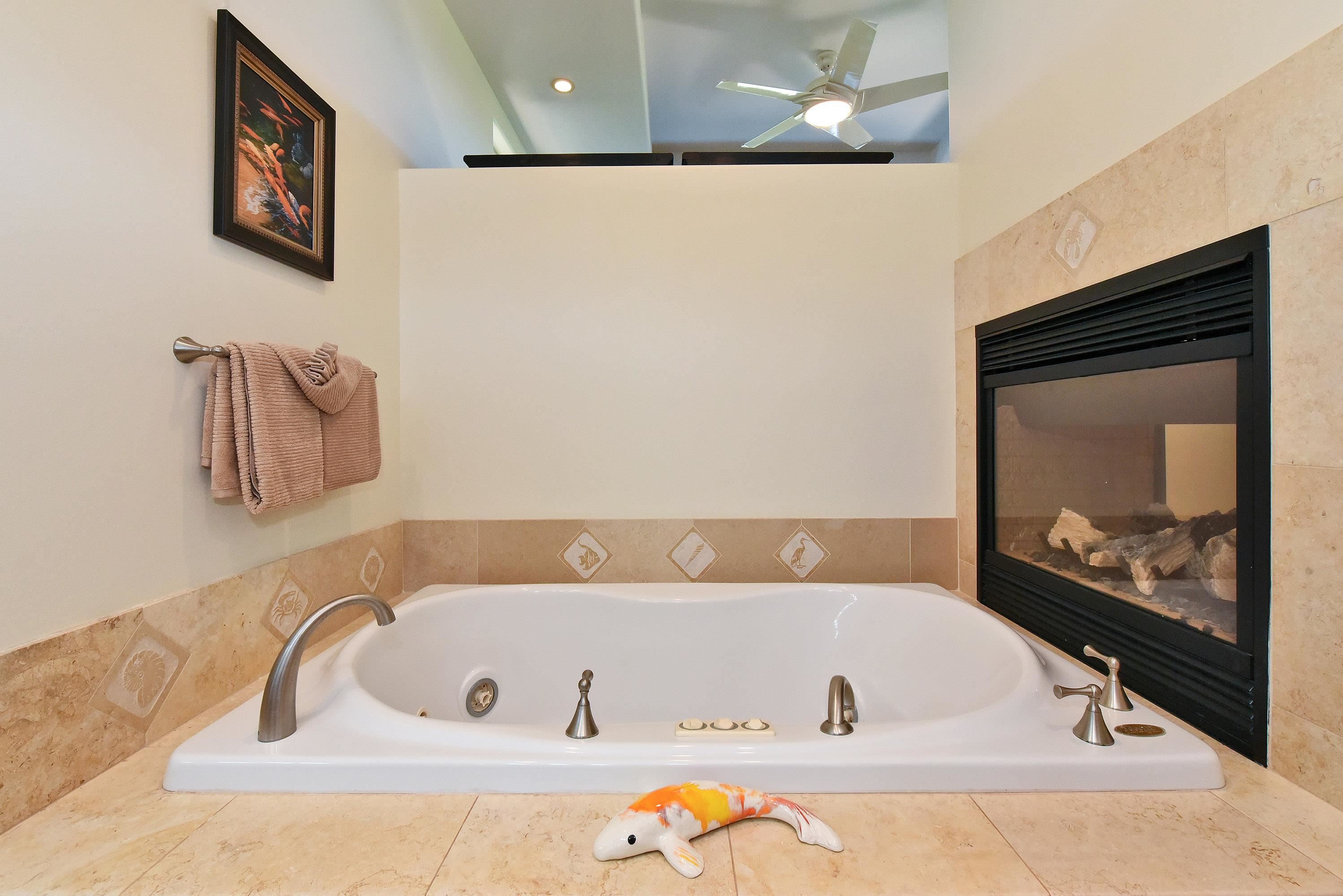 175 Ulukoa Place Lahaina, HI 96761 - Photo 31 of 50 a bathroom with a bathtub