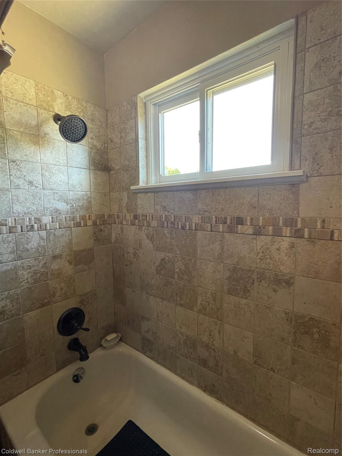 2674 East Burnside Road North Branch, MI 48461 - Photo 42 of 57 Hall Bathtub.jpg