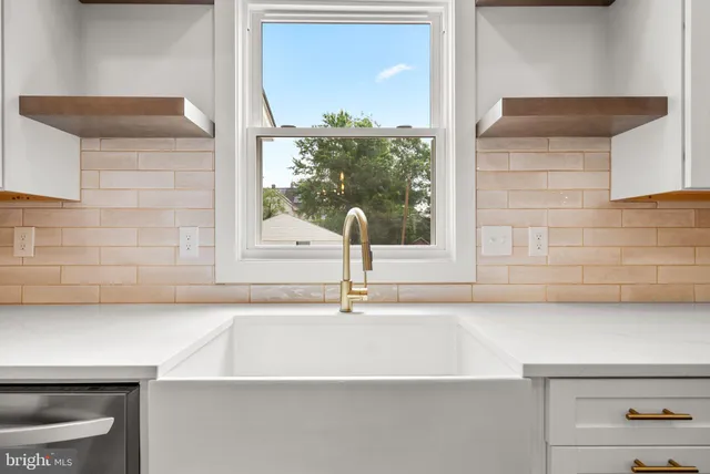 a close view of sink and tap