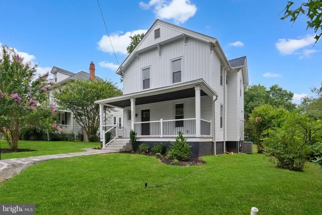 a view of a yard in front of house