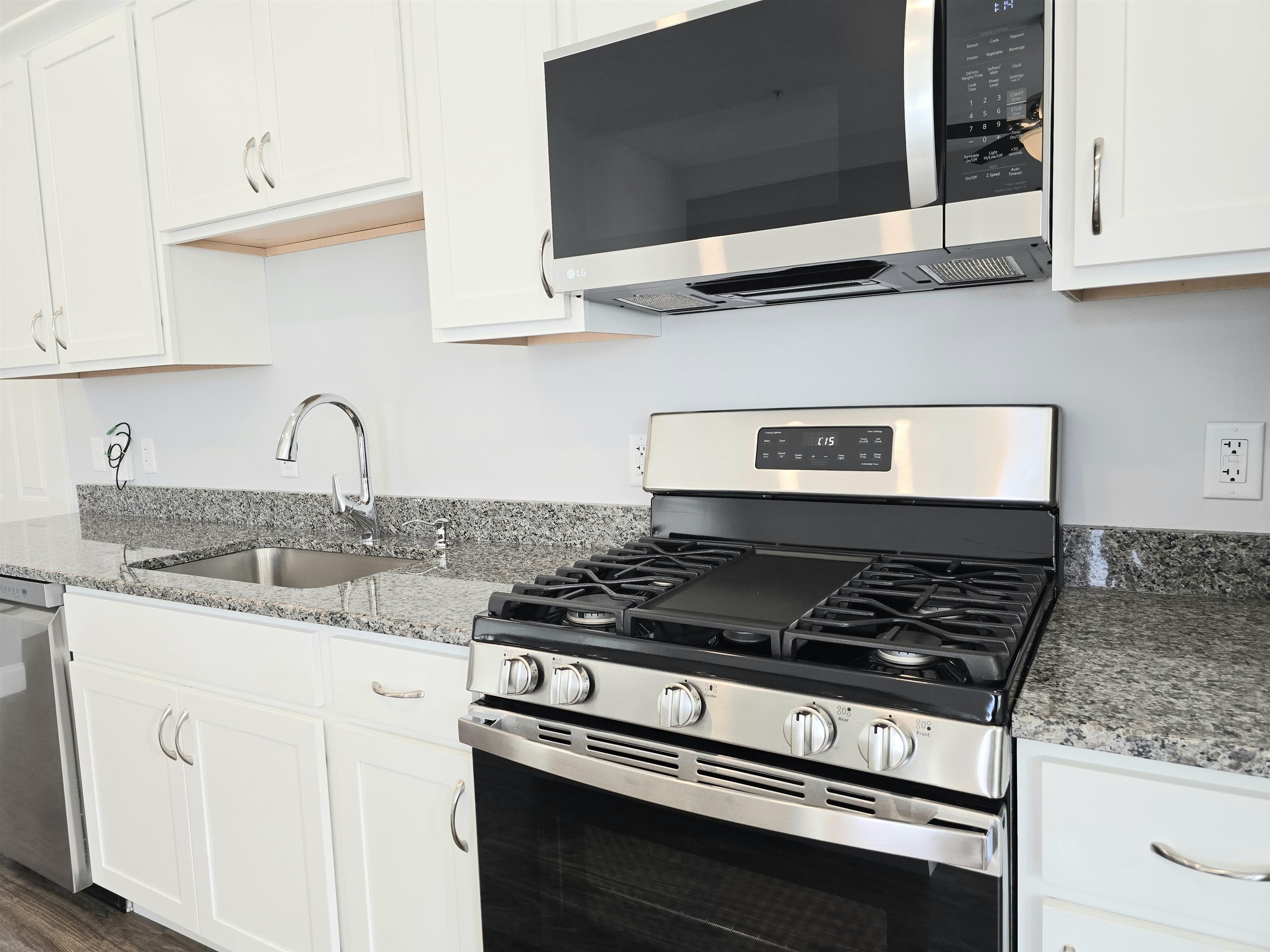 2 Railroad Avenue, Unit 101 Merrimack, NH 03054 - Photo 2 of 18