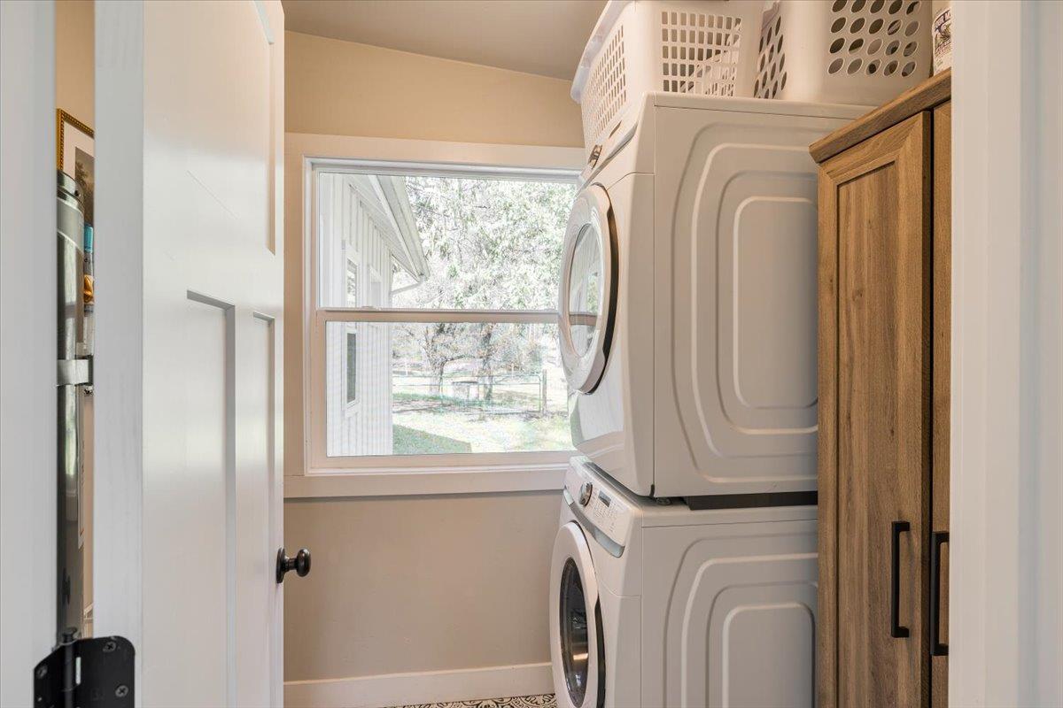 4963 Del Haven Road Placerville, CA 95667 - Photo 19 of 53 a utility room with dryer and washer
