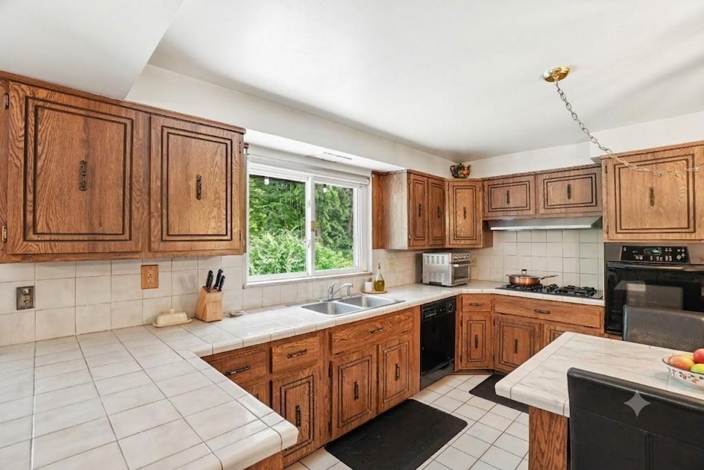 46 Laurel Ridge Road Coraopolis, PA 15108 - Photo 17 of 38 Decultured by AI