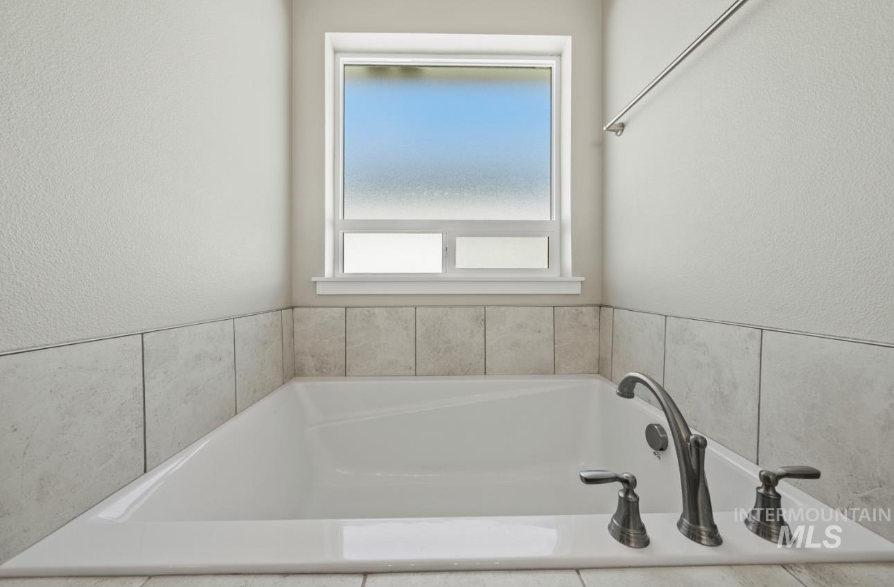 12443 Varga Street Caldwell, ID 83607 - Photo 17 of 27 Bathroom featuring a garden tub