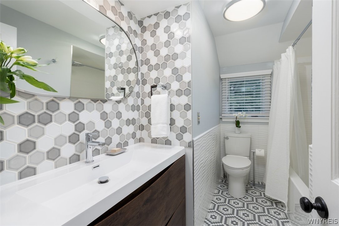 7217 Quaker Road Orchard Park, NY 14127 - Photo 14 of 25 Second Floor Bath